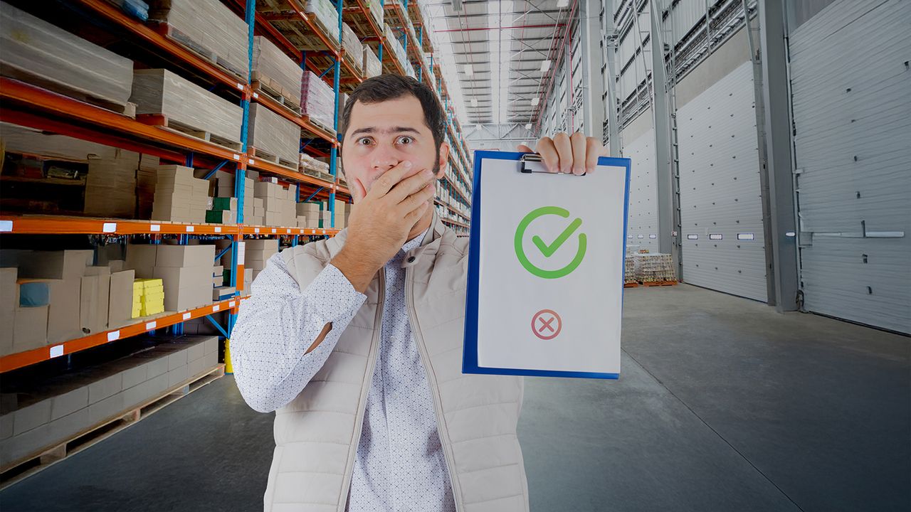 Errores comunes detectados por agentes de aduana Ecuador Hombre sorprendido mostrando checklist con error en bodega, representando revisión de agentes de aduana en Ecuador